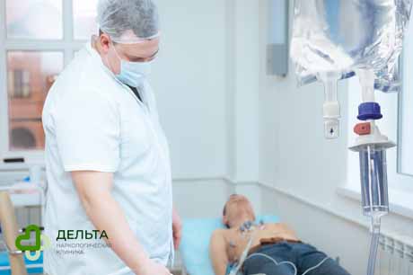 Врач делает кардиограмму пациенту